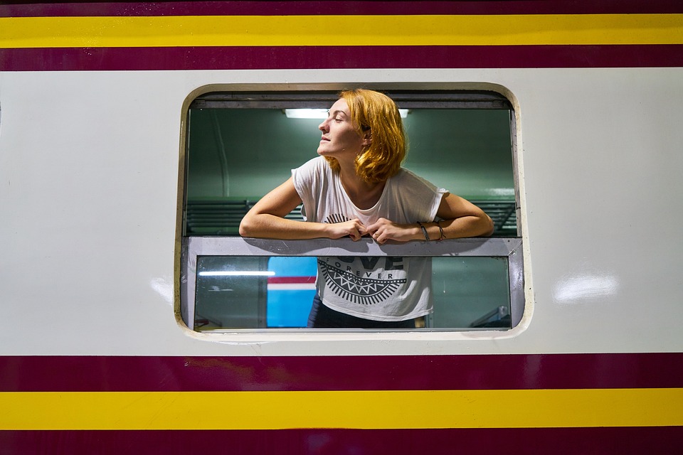 電車の窓から女性